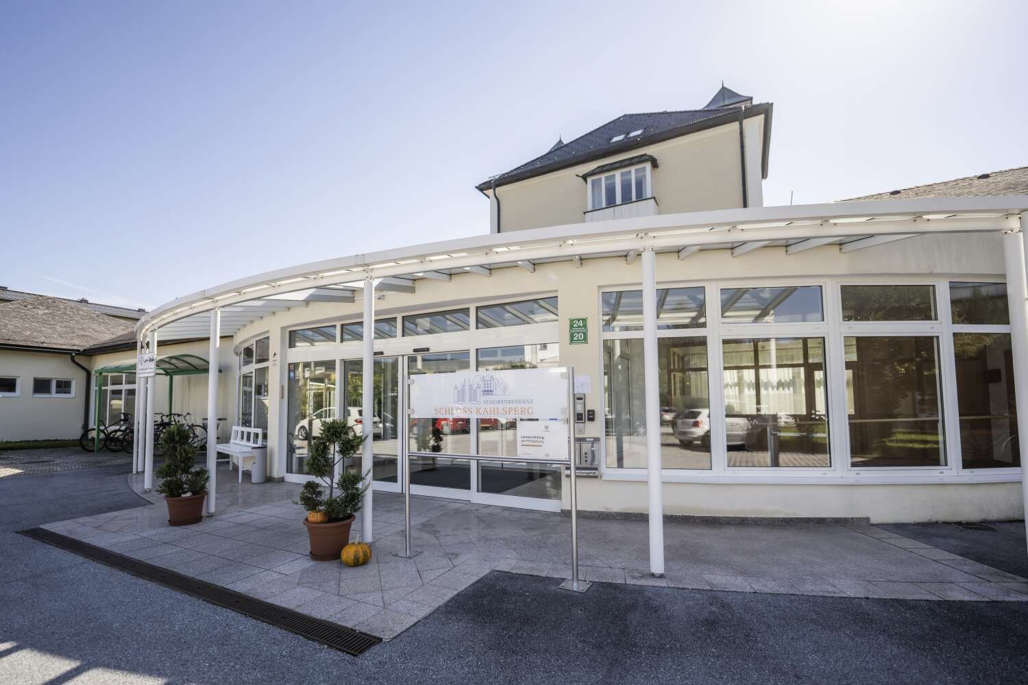 Seniorenresidenz Schloss Kahlsperg - Der Eingang der Seniorenresidenz