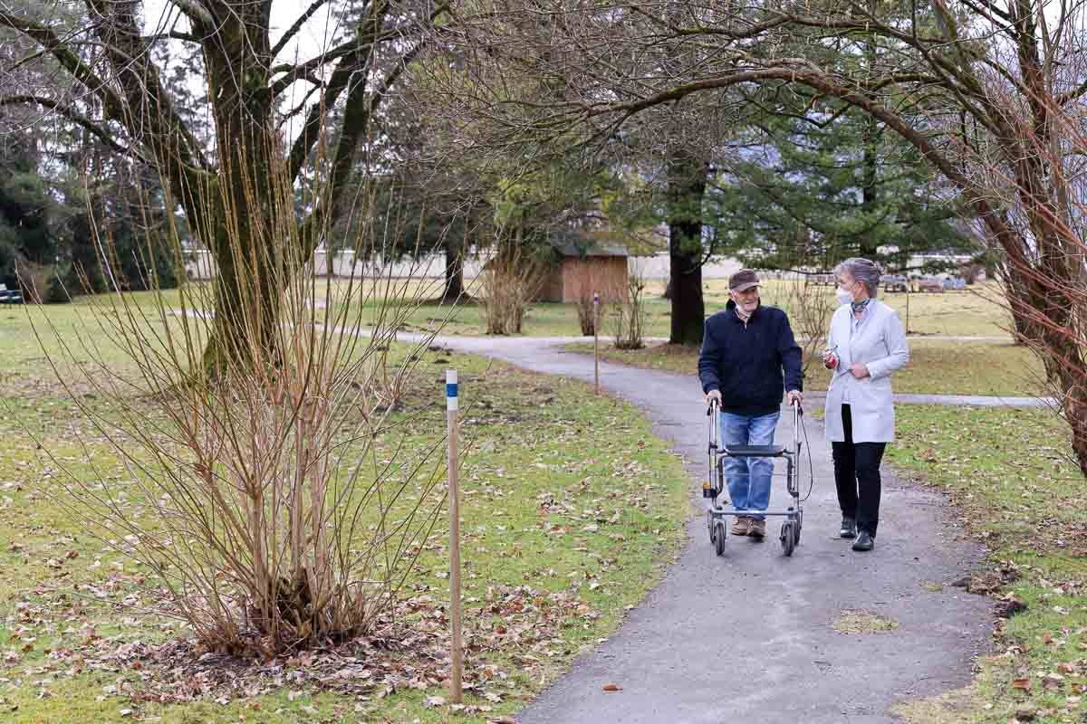 Seniorenresidenz Schloss Kahlsperg - Gemeinsamer Spaziergang mit einem Bewohner im Park