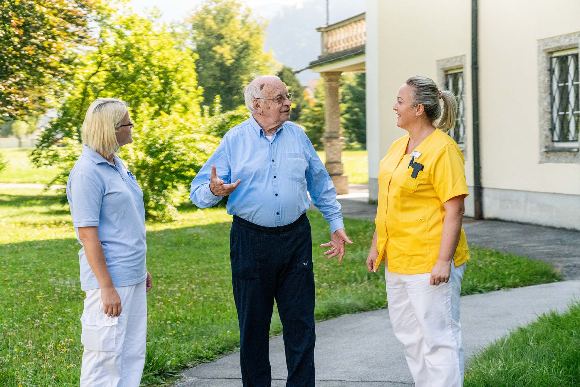 Seniorenresidenz Schloss Kahlsperg - Mitarbeiterinnen unterhalten sich mit einem Bewohner